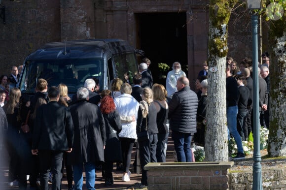 Fanny Groll, mère de Lina, arrive à l'église Saint-Arnould à Plaine pour les obsèques de sa fille, le 25 octobre 2024 Photo by Christoph de Barry/ABACAPRESS.COM