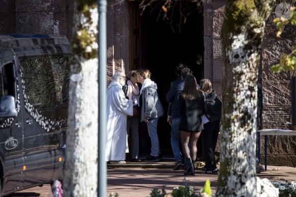 Obsèques de Lina, l'adolescente de 15 ans disparue le 23 septembre 2023, en l'Eglise Saint-Arnould de Plaine, le 25 octobre 2024. Le corps de la jeune fille avait été retrouvé le 17 octobre 2024 à Sermoise-sur-Loire. © Elyxandro Cegarra / Panoramic / Bestimage 