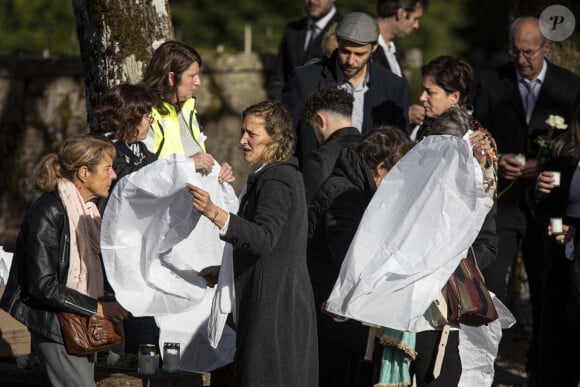 Fanny Groll, la mère de la défunte - Obsèques de Lina, l'adolescente de 15 ans disparue le 23 septembre 2023, en l'Eglise Saint-Arnould de Plaine, le 25 octobre 2024. Le corps de la jeune fille avait été retrouvé le 17 octobre 2024 à Sermoise-sur-Loire. La messe, célébrée par le prêtre, Jean-Claude Klotz, a réuni 300 personnes à l'intérieur de l'Eglise du village et tout autant à l'extérieur, où la cérémonie était retransmise. Des dizaines de gerbes de fleurs blanches avaient été déposées avant le service religieux, au cours duquel le compagnon de la jeune fille, Tao a évoqué les fous rires partagés avec Lina. Fanny Groll, la mère de la défunte, a déclaré "oi qui as illuminé ma vie, toi avec ton si beau sourire, ta joie de vivre, toi qui chérissais la liberté d'être qui tu voulais, puisses-tu briller comme l'étoile la plus scintillante. Tu me manques tant...". A l'issue de la cérémonie, des lampions sont lancés dans le ciel devant le parvis. © Elyxandro Cegarra / Panoramic / Bestimage 