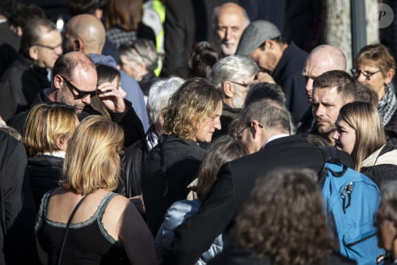 Fanny Groll, la mère de la défunte - Obsèques de Lina, l'adolescente de 15 ans disparue le 23 septembre 2023, en l'Eglise Saint-Arnould de Plaine, le 25 octobre 2024. Le corps de la jeune fille avait été retrouvé le 17 octobre 2024 à Sermoise-sur-Loire. La messe, célébrée par le prêtre, Jean-Claude Klotz, a réuni 300 personnes à l'intérieur de l'Eglise du village et tout autant à l'extérieur, où la cérémonie était retransmise. Des dizaines de gerbes de fleurs blanches avaient été déposées avant le service religieux, au cours duquel le compagnon de la jeune fille, Tao a évoqué les fous rires partagés avec Lina. Fanny Groll, la mère de la défunte, a déclaré "oi qui as illuminé ma vie, toi avec ton si beau sourire, ta joie de vivre, toi qui chérissais la liberté d'être qui tu voulais, puisses-tu briller comme l'étoile la plus scintillante. Tu me manques tant...". A l'issue de la cérémonie, des lampions sont lancés dans le ciel devant le parvis. © Elyxandro Cegarra / Panoramic / Bestimage 