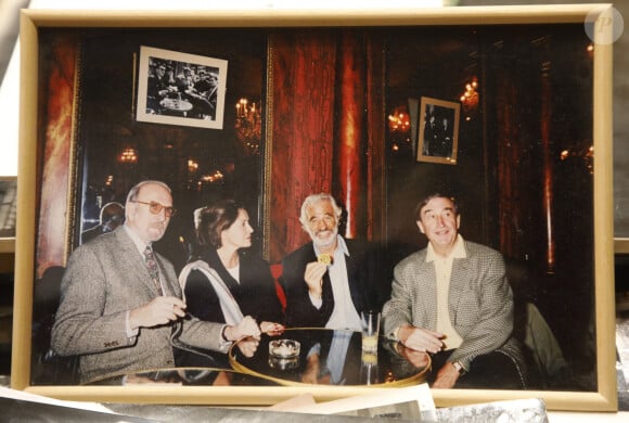 Celle appelée La bande du Conservatoire qu'il composait avec Jean-Pierre Marielle, Jean-Pierre Mocky et Françoise Fabian, entre autres
Exclusif - La bande du Conservatoire : Ils reproduisent la pose de la photo en haut avec Jean-Pierre Marielle, Jean-Paul Belmondo et Pierre Vernier - Mise en vente aux enchères des objets chez Drouot de Françoise Fabian, de son vivant, constituée de souvenirs d'une vie riche d'amitiés, de cinéma, de théâtre de Maussane à Paris. Françoise Fabian souhaite disperser ses souvenirs de son vivant pour donner aux causes qu'ils lui sont chères dont la violence faites aux femmes et la défense des animaux en particulier. Paris. Le 14 décembre 2021. © Denis Guignebourg / Bestimage 