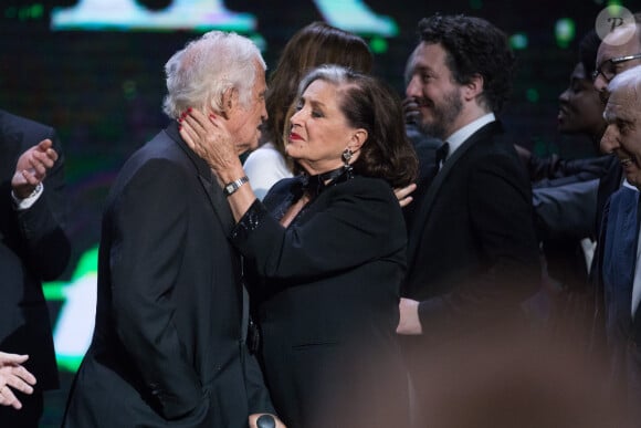 Ne lui reste plus qu'à faire perdurer la mémoire de ses amis le plus longtemps possible !
Jean-Paul Belmondo (Smoking Dior, chaussures Carvil) , Françoise Fabian, Guillaume Gallienne , Françoise Fabian - 42ème cérémonie des César à la salle Pleyel à Paris le 24 février 2017. © Olivier Borde / Dominique Jacovides / Bestimage 