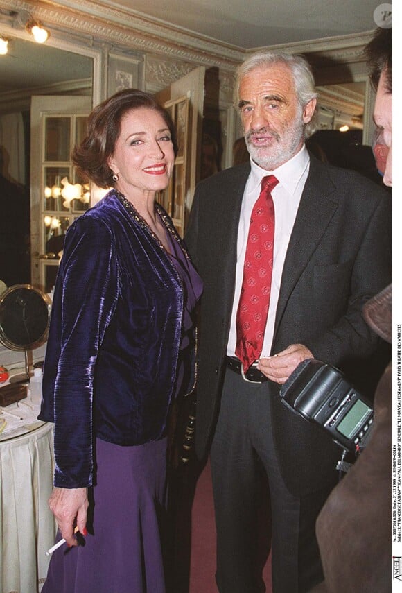 Françoise Fabian et Jean-Paul Belmondo à la générale de la pièce "Le nouveau testament" au théâtre des Variétés à Paris