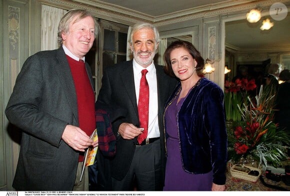 Claude Rich, Jean-Paul Belmondo et Françoise Fabien à la générale de la pièce "Le nouveau testament" au théâtre des Variétés à Paris