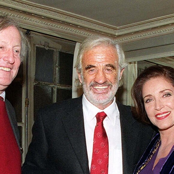 Claude Rich, Jean-Paul Belmondo et Françoise Fabien à la générale de la pièce "Le nouveau testament" au théâtre des Variétés à Paris