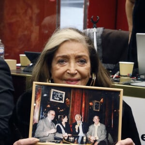 Exclusif - Françoise Fabian anime la vente de ses objets souvenirs chez Drouot au profit des causes qui lui sont chères ; violences faites aux femmes et défense des animaux en particulier. Paris, le 14 décembre 2021. Le 14 décembre, la maison de ventes Binoche et Giquello a assuré à l'Hôtel Drouot, la vente Françoise Fabian, constituée de souvenirs d'une vie riche d'amitiés, de cinéma et de théâtre, de Maussane à Paris. Femme de conviction, généreuse et tournée vers la vie, elle a souhaité aujourd'hui disperser ses souvenirs de son vivant pour donner aux causes qui lui sont chères (violence faites aux femmes et défense des animaux en particulier). © Denis Guignebourg / Bestimage 