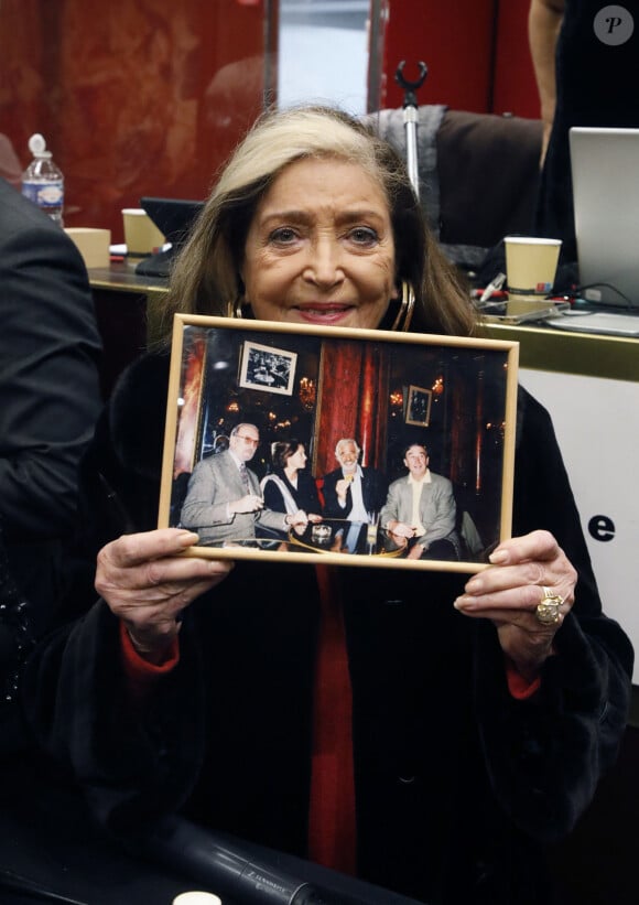 Exclusif - Françoise Fabian anime la vente de ses objets souvenirs chez Drouot au profit des causes qui lui sont chères ; violences faites aux femmes et défense des animaux en particulier. Paris, le 14 décembre 2021. Le 14 décembre, la maison de ventes Binoche et Giquello a assuré à l'Hôtel Drouot, la vente Françoise Fabian, constituée de souvenirs d'une vie riche d'amitiés, de cinéma et de théâtre, de Maussane à Paris. Femme de conviction, généreuse et tournée vers la vie, elle a souhaité aujourd'hui disperser ses souvenirs de son vivant pour donner aux causes qui lui sont chères (violence faites aux femmes et défense des animaux en particulier). © Denis Guignebourg / Bestimage 