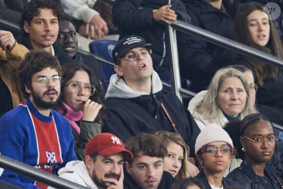 Raphaël Quenard avec Anaïde Rozam en tribunes du match de Ligue 1 McDonald's opposant le Paris Saint-Germain (PSG) au Racing Club de Strasbourg Alsace (4-2) au Parc des Princes à Paris, France, le 19 octobre 2024. © Cyril Moreau/Bestimage