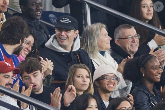 Raphaël Quenard avec Anaïde Rozam en tribunes du match de Ligue 1 McDonald's opposant le Paris Saint-Germain (PSG) au Racing Club de Strasbourg Alsace (4-2) au Parc des Princes à Paris, France, le 19 octobre 2024. © Cyril Moreau/Bestimage