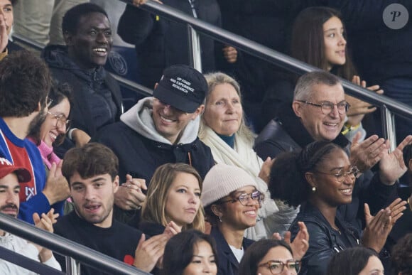 Raphaël Quenard avec Anaïde Rozam en tribunes du match de Ligue 1 McDonald's opposant le Paris Saint-Germain (PSG) au Racing Club de Strasbourg Alsace (4-2) au Parc des Princes à Paris, France, le 19 octobre 2024. © Cyril Moreau/Bestimage