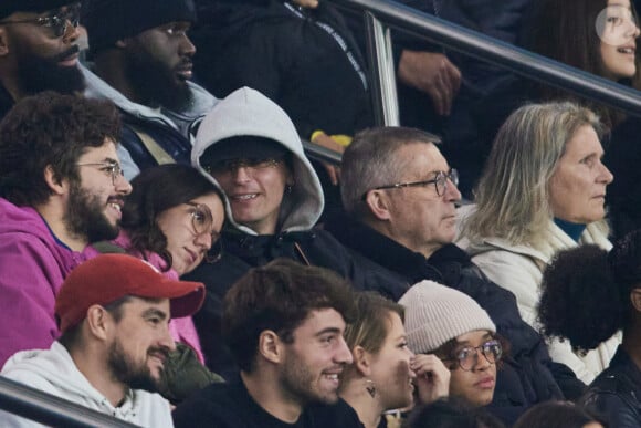 Raphaël Quenard avec Anaïde Rozam en tribunes du match de Ligue 1 McDonald's opposant le Paris Saint-Germain (PSG) au Racing Club de Strasbourg Alsace (4-2) au Parc des Princes à Paris, France, le 19 octobre 2024. © Cyril Moreau/Bestimage