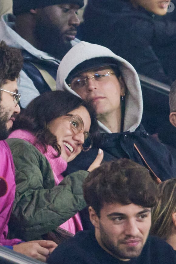 Raphaël Quenard et Anaïde Rozam étaient ensemble pour le match du PSG
 
Raphaël Quenard avec Anaïde Rozam en tribunes du match de Ligue 1 McDonald's opposant le Paris Saint-Germain (PSG) au Racing Club de Strasbourg Alsace (4-2) au Parc des Princes à Paris, France, le 19 octobre 2024. © Cyril Moreau/Bestimage