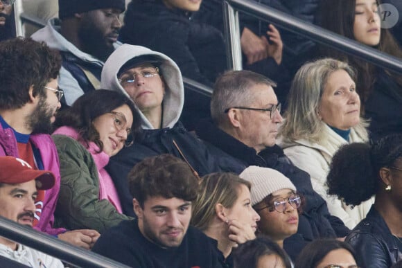 Raphaël Quenard avec Anaïde Rozam en tribunes du match de Ligue 1 McDonald's opposant le Paris Saint-Germain (PSG) au Racing Club de Strasbourg Alsace (4-2) au Parc des Princes à Paris, France, le 19 octobre 2024. © Cyril Moreau/Bestimage