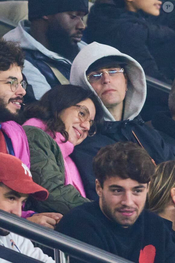 La jolie brune n'a pas hésité à poser sa tête sur l'épaule du comédien
 
Raphaël Quenard avec Anaïde Rozam en tribunes du match de Ligue 1 McDonald's opposant le Paris Saint-Germain (PSG) au Racing Club de Strasbourg Alsace (4-2) au Parc des Princes à Paris, France, le 19 octobre 2024. © Cyril Moreau/Bestimage