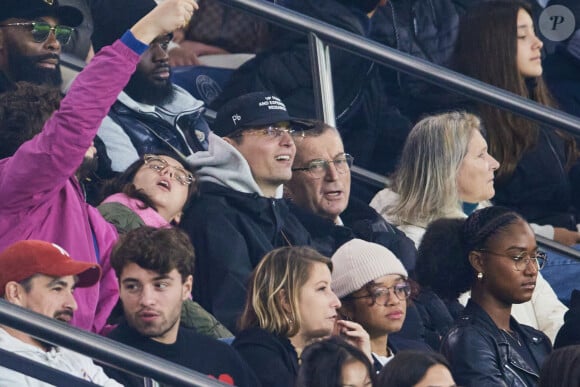 Raphaël Quenard avec Anaïde Rozam en tribunes du match de Ligue 1 McDonald's opposant le Paris Saint-Germain (PSG) au Racing Club de Strasbourg Alsace (4-2) au Parc des Princes à Paris, France, le 19 octobre 2024. © Cyril Moreau/Bestimage