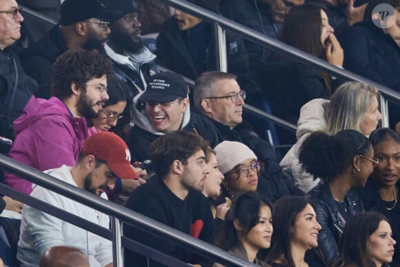 Raphaël Quenard avec Anaïde Rozam en tribunes du match de Ligue 1 McDonald's opposant le Paris Saint-Germain (PSG) au Racing Club de Strasbourg Alsace (4-2) au Parc des Princes à Paris, France, le 19 octobre 2024. © Cyril Moreau/Bestimage