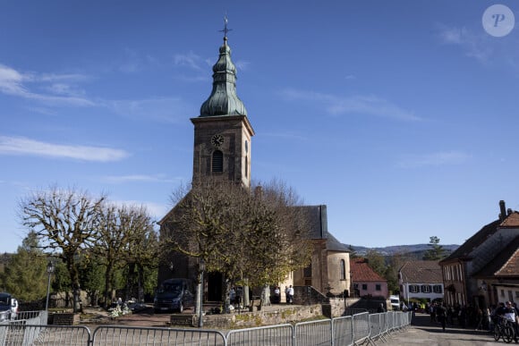 Obsèques de Lina, l'adolescente de 15 ans disparue le 23 septembre 2023, en l'Eglise Saint-Arnould de Plaine, le 25 octobre 2024. Le corps de la jeune fille avait été retrouvé le 17 octobre 2024 à Sermoise-sur-Loire. © Elyxandro Cegarra / Panoramic / Bestimage 