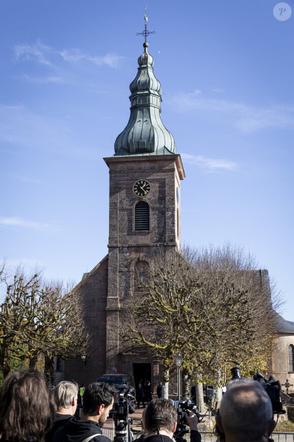 Obsèques de Lina, l'adolescente de 15 ans disparue le 23 septembre 2023, en l'Eglise Saint-Arnould de Plaine, le 25 octobre 2024. Le corps de la jeune fille avait été retrouvé le 17 octobre 2024 à Sermoise-sur-Loire. © Elyxandro Cegarra / Panoramic / Bestimage 