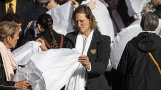 Au revoir Lina : sa mère Fanny Groll à l'origine d'un geste plus que symbolique à la sortie de l'église, ses proches ont tous participé