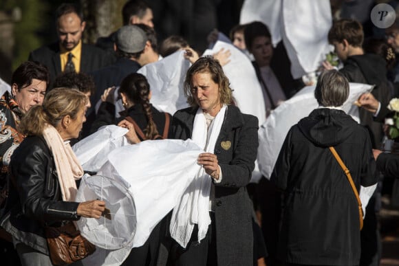 Fanny Groll, la mère de la défunte - Obsèques de Lina, l'adolescente de 15 ans disparue le 23 septembre 2023, en l'Eglise Saint-Arnould de Plaine, le 25 octobre 2024. Le corps de la jeune fille avait été retrouvé le 17 octobre 2024 à Sermoise-sur-Loire. La messe, célébrée par le prêtre, Jean-Claude Klotz, a réuni 300 personnes à l'intérieur de l'Eglise du village et tout autant à l'extérieur, où la cérémonie était retransmise. Des dizaines de gerbes de fleurs blanches avaient été déposées avant le service religieux, au cours duquel le compagnon de la jeune fille, Tao a évoqué les fous rires partagés avec Lina. Fanny Groll, la mère de la défunte, a déclaré "oi qui as illuminé ma vie, toi avec ton si beau sourire, ta joie de vivre, toi qui chérissais la liberté d'être qui tu voulais, puisses-tu briller comme l'étoile la plus scintillante. Tu me manques tant...". A l'issue de la cérémonie, des lampions sont lancés dans le ciel devant le parvis. © Elyxandro Cegarra / Panoramic / Bestimage 