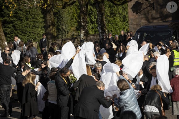 Obsèques de Lina, l'adolescente de 15 ans disparue le 23 septembre 2023, en l'Eglise Saint-Arnould de Plaine, le 25 octobre 2024. Le corps de la jeune fille avait été retrouvé le 17 octobre 2024 à Sermoise-sur-Loire. La messe, célébrée par le prêtre, Jean-Claude Klotz, a réuni 300 personnes à l'intérieur de l'Eglise du village et tout autant à l'extérieur, où la cérémonie était retransmise. Des dizaines de gerbes de fleurs blanches avaient été déposées avant le service religieux, au cours duquel le compagnon de la jeune fille, Tao a évoqué les fous rires partagés avec Lina. Fanny Groll, la mère de la défunte, a déclaré "oi qui as illuminé ma vie, toi avec ton si beau sourire, ta joie de vivre, toi qui chérissais la liberté d'être qui tu voulais, puisses-tu briller comme l'étoile la plus scintillante. Tu me manques tant...". A l'issue de la cérémonie, des lampions sont lancés dans le ciel devant le parvis. © Elyxandro Cegarra / Panoramic / Bestimage 