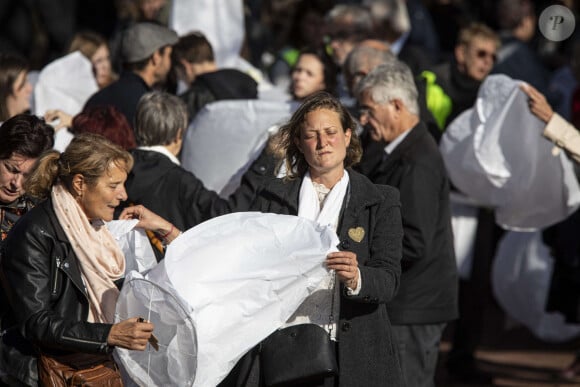 Fanny Groll, la mère de la défunte - Obsèques de Lina, l'adolescente de 15 ans disparue le 23 septembre 2023, en l'Eglise Saint-Arnould de Plaine, le 25 octobre 2024. Le corps de la jeune fille avait été retrouvé le 17 octobre 2024 à Sermoise-sur-Loire. La messe, célébrée par le prêtre, Jean-Claude Klotz, a réuni 300 personnes à l'intérieur de l'Eglise du village et tout autant à l'extérieur, où la cérémonie était retransmise. Des dizaines de gerbes de fleurs blanches avaient été déposées avant le service religieux, au cours duquel le compagnon de la jeune fille, Tao a évoqué les fous rires partagés avec Lina. Fanny Groll, la mère de la défunte, a déclaré "oi qui as illuminé ma vie, toi avec ton si beau sourire, ta joie de vivre, toi qui chérissais la liberté d'être qui tu voulais, puisses-tu briller comme l'étoile la plus scintillante. Tu me manques tant...". A l'issue de la cérémonie, des lampions sont lancés dans le ciel devant le parvis. © Elyxandro Cegarra / Panoramic / Bestimage 