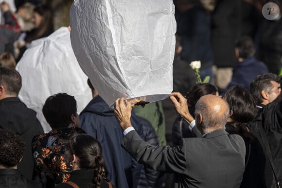 Obsèques de Lina, l'adolescente de 15 ans disparue le 23 septembre 2023, en l'Eglise Saint-Arnould de Plaine, le 25 octobre 2024. Le corps de la jeune fille avait été retrouvé le 17 octobre 2024 à Sermoise-sur-Loire. La messe, célébrée par le prêtre, Jean-Claude Klotz, a réuni 300 personnes à l'intérieur de l'Eglise du village et tout autant à l'extérieur, où la cérémonie était retransmise. Des dizaines de gerbes de fleurs blanches avaient été déposées avant le service religieux, au cours duquel le compagnon de la jeune fille, Tao a évoqué les fous rires partagés avec Lina. Fanny Groll, la mère de la défunte, a déclaré "oi qui as illuminé ma vie, toi avec ton si beau sourire, ta joie de vivre, toi qui chérissais la liberté d'être qui tu voulais, puisses-tu briller comme l'étoile la plus scintillante. Tu me manques tant...". A l'issue de la cérémonie, des lampions sont lancés dans le ciel devant le parvis. © Elyxandro Cegarra / Panoramic / Bestimage 