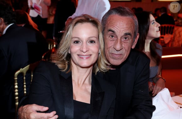 Invité sur RTL, l'animateur est revenu sur le soutien de celle qui partage sa vie depuis quinze ans maintenant...
Audrey Crespo-Mara et Thierry Ardisson - Soirée de gala "Heroes for Imagine" qui a permis de récolter dix millions d'euros au profit de la recherche contre les maladies génétiques à Paris le 23 septembre 2024. Depuis sa création en 2015, ce gala organisé tous les deux ans au coeur de l'Institut, propose à la vente des oeuvres et des moments d'exception uniques pour soutenir les chercheurs et médecins de l'Institut Imagine, qui oeuvrent au quotidien pour comprendre et guérir les maladies génétiques. Cette vente caritative est fondamentale pour l'avenir d'Imagine. Elle permet d'accélérer ses grands projets stratégiques, de conforter son attractivité, et de répondre aux besoins de la recherche en termes d'équipements et de technologies de pointe, comme en recrutement de talents. En quatre éditions, HEROES for Imagine a permis de lever plus de 22 millions d'euros. Et 2024 est une année toute particulière pour l'Institut Imagine qui fête ses 10 ans mais aussi la cinquième édition d'Heroes, actuellement en pleine préparation ! "Grâce à Heroes, la recherche sur les maladies génétiques s'accélère, quels que soient les obstacles, au bénéfice des enfants malades et de leurs familles. Avec virtuosité et engagement, les chercheurs et les médecins de l'Institut Imagine, pratiquent la meilleure science d'aujourd'hui pour inventer la meilleure médecine de demain" © Dominique Jacovides / Bestimage