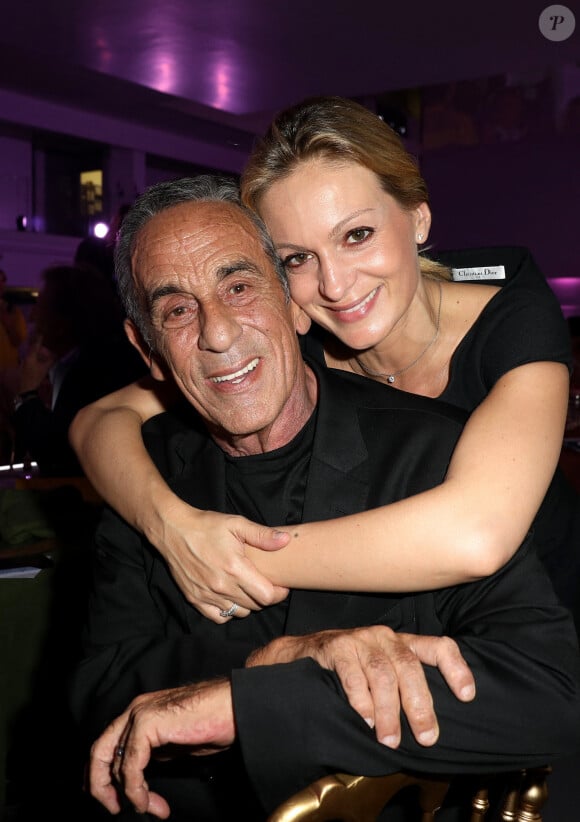  Depuis leur mariage en juin 2014, Thierry Ardisson et Audrey Crespo-Mara partagent leur quotidien avec leurs enfants respectifs, formant une tribu soudée et aimante...
Exclusif - Prix Spécial- Thierry Ardisson et sa femme Audrey Crespo-Mara - Le professeur S.Lyonnet, président de l'Institut des maladies génétiques, et le galériste K. Mennour ont organisé la 4ème édition de la soirée "Heroes for Imagine", une grande vente aux enchères d'oeuvres d'art, animée par G.Elmaleh et dirigée par Christie's, à l'institut Imagine, 24 boulevard du Montparnasse dans le 15ème arrondissement de Paris, France, le 12 septembre 2022. La vente aux enchères a rapporté plus de huit millions d'euros. "Grâce à HEROES, la recherche sur les maladies génétiques s'accélère, quels que soient les obstacles, au bénéfice des enfants malades et de leurs familles. Avec virtuosité et engagement, les chercheurs et les médecins de l'Institut Imagine, pratiquent la meilleure science d'aujourd'hui pour inventer la mailleure médecine de demain". © Dominique Jacovides/Bestimage  No Web pour la Belgique et la Suisse Exclusive - For Germany Call For Price - No Web - Celebs attend the "Heroes for Imagine" art auction at institut Imagine in Paris, France, on September 12, 2022.