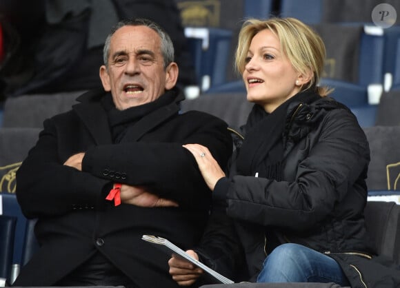 Audrey Crespo-Mara, quant à elle, a eu deux fils, Sékou et Lamine, issus de sa relation avec l'entrepreneur sénégalais Aliou Mara.
Thierry Ardisson et son épouse Audrey Crespo-Mara assistent au match de football de première division française (L1) entre le Paris Saint-Germain (PSG) et Reims au stade du Parc des Princes à Paris, France, le 20 février 2016. Le PSG s'est imposé 4-1. Photo par Christian Liewig/ABACAPRESS.COM