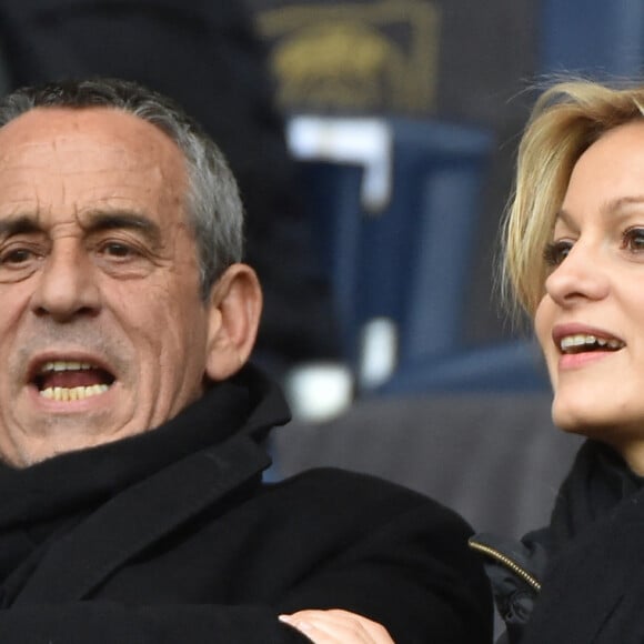 Audrey Crespo-Mara, quant à elle, a eu deux fils, Sékou et Lamine, issus de sa relation avec l'entrepreneur sénégalais Aliou Mara.
Thierry Ardisson et son épouse Audrey Crespo-Mara assistent au match de football de première division française (L1) entre le Paris Saint-Germain (PSG) et Reims au stade du Parc des Princes à Paris, France, le 20 février 2016. Le PSG s'est imposé 4-1. Photo par Christian Liewig/ABACAPRESS.COM