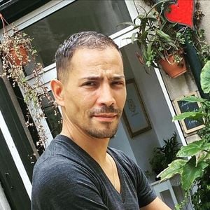 À 44 ans, le passionné de plantes ouvre "Hautjardin", une boutique de jardinage nichée dans son propre espace de vie...
Instagram @steevy_boulay
