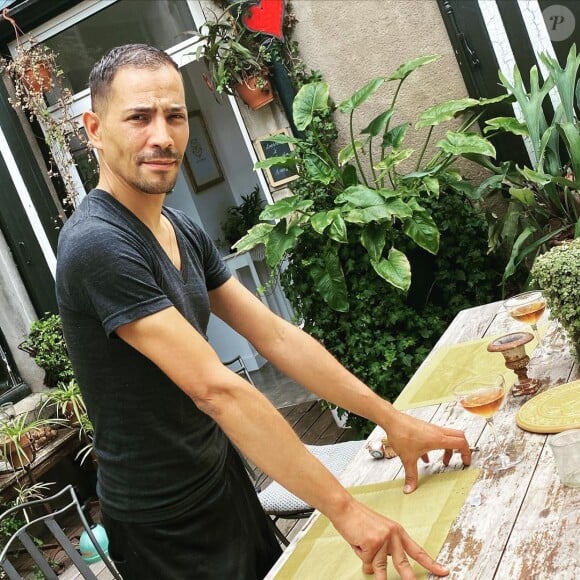 À 44 ans, le passionné de plantes ouvre "Hautjardin", une boutique de jardinage nichée dans son propre espace de vie...
Instagram @steevy_boulay