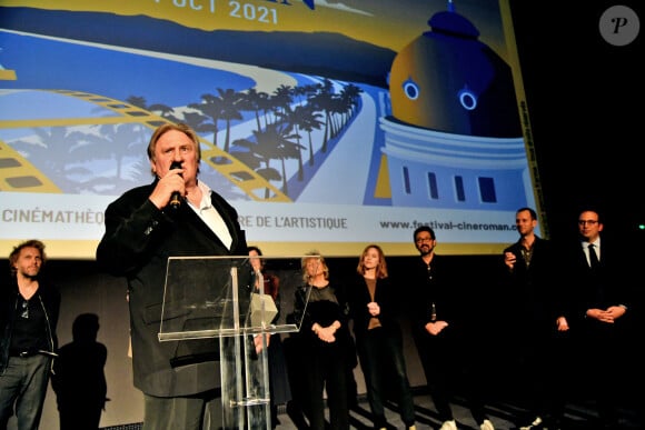 Florian Zeller et Gérard Depardieu, entourés par les membres du Jury, lors de la soirée de clôture de la 3eme édition du Festival Cinéroman à Nice, le 24 octobre 2021. © Bruno Bebert / Bestimage