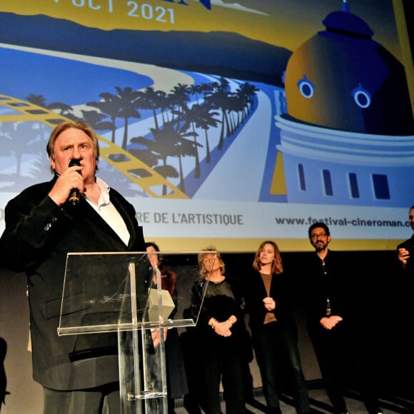 Florian Zeller et Gérard Depardieu, entourés par les membres du Jury, lors de la soirée de clôture de la 3eme édition du Festival Cinéroman à Nice, le 24 octobre 2021. © Bruno Bebert / Bestimage