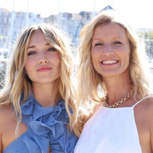 Féminise assumée, la célèbre réalisatrice et actrice est aussi sensible aux sujets liés à l'écologie.
Chloé Jouannet et Alexandra Lamy lors du photocall de la série "Killer Coaster" lors de la 25ème édition du Festival de la fiction de la Rochelle, France, le 13 septembre 2023. © Denis Guignebourg/BestImage 