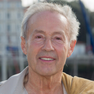 Gérard Klein installé dans une belle maison en banlieue parisienne
 
Photocall Gérard Klein pendant le 17ème festival de fiction TV de La Rochelle.