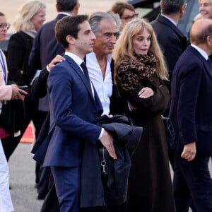 Arielle Dombasle et Bernard-Henri Lévy (BHL) - Cérémonie d'accueil officielle du Président de la République, Emmanuel Macron et de Brigitte Macron sur la place Mechouar à Rabat au Maroc le 28 octobre 2024. © Dominique Jacovides/Bestimage 