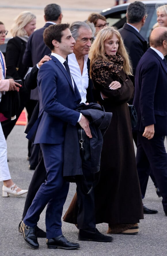 Arielle Dombasle et Bernard-Henri Lévy (BHL) - Cérémonie d'accueil officielle du Président de la République, Emmanuel Macron et de Brigitte Macron sur la place Mechouar à Rabat au Maroc le 28 octobre 2024. © Dominique Jacovides/Bestimage 