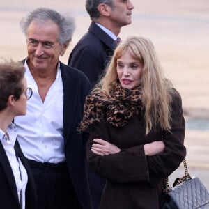 A l'instar d'Arielle Dombasle et Bernard-Henri Lévy, pour ne citer qu'eux qui se sont affichés très souriants devant les photographes et journalistes.
Arielle Dombasle et Bernard-Henri Lévy (BHL) - Cérémonie d'accueil officielle du Président de la République, Emmanuel Macron et de Brigitte Macron sur la place Mechouar à Rabat au Maroc le 28 octobre 2024. © Dominique Jacovides/Bestimage 