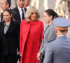 Dès son arrivée à l'aéroport de Rabat-Salé, Brigitte Macron a fait sensation avec son somptueux manteau rouge cintré, évoquant subtilement les couleurs du drapeau marocain, a notamment notifié le média "Maroc Hebdo".
Brigitte Macron - Cérémonie d'accueil officielle du Président de la République, Emmanuel Macron et de Brigitte Macron sur la place Mechouar à Rabat au Maroc le 28 octobre 2024. © Dominique Jacovides/Bestimage 