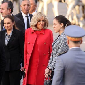 Dès son arrivée à l'aéroport de Rabat-Salé, Brigitte Macron a fait sensation avec son somptueux manteau rouge cintré, évoquant subtilement les couleurs du drapeau marocain, a notamment notifié le média "Maroc Hebdo".
Brigitte Macron - Cérémonie d'accueil officielle du Président de la République, Emmanuel Macron et de Brigitte Macron sur la place Mechouar à Rabat au Maroc le 28 octobre 2024. © Dominique Jacovides/Bestimage 