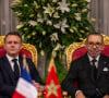 Un voyage très symbolique qui vise à renouer "des liens historiques" considérablement affaiblis après trois ans de tensions entre le Maroc et la France.
Cérémonie de signature d'accords entre le président de la République française Emmanuel Macron et la première dame Brigitte Macron et le roi Mohammed VI au palais royal à Rabat (Maroc), le 28 octobre 2024. © Ammar Abd Rabbo / Pool / Bestimage 