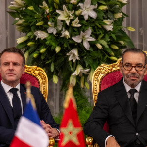 Un voyage très symbolique qui vise à renouer "des liens historiques" considérablement affaiblis après trois ans de tensions entre le Maroc et la France.
Cérémonie de signature d'accords entre le président de la République française Emmanuel Macron et la première dame Brigitte Macron et le roi Mohammed VI au palais royal à Rabat (Maroc), le 28 octobre 2024. © Ammar Abd Rabbo / Pool / Bestimage 