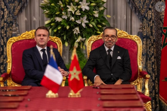 Un voyage très symbolique qui vise à renouer "des liens historiques" considérablement affaiblis après trois ans de tensions entre le Maroc et la France.
Cérémonie de signature d'accords entre le président de la République française Emmanuel Macron et la première dame Brigitte Macron et le roi Mohammed VI au palais royal à Rabat (Maroc), le 28 octobre 2024. © Ammar Abd Rabbo / Pool / Bestimage 