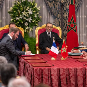 Cérémonie de signature d'accords entre le président de la République française Emmanuel Macron et la première dame Brigitte Macron et le roi Mohammed VI au palais royal à Rabat (Maroc), le 28 octobre 2024. © Ammar Abd Rabbo / Pool / Bestimage 