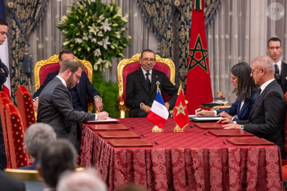 Cérémonie de signature d'accords entre le président de la République française Emmanuel Macron et la première dame Brigitte Macron et le roi Mohammed VI au palais royal à Rabat (Maroc), le 28 octobre 2024. © Ammar Abd Rabbo / Pool / Bestimage 