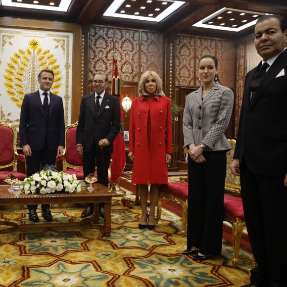 Lundi 28 octobre 2024, Brigitte et Emmanuel Macron ont été chaleureusement accueillis au Maroc, par le roi Mohammed VI et sa famille.
Le président de la République française Emmanuel Macron et le roi Mohammed VI lors de leur entretien au palais royal à Rabat, le 28 octobre 2024. © Ludovic Marin / Pool / Bestimage 