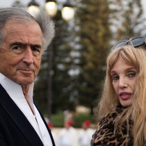 Bernard-Henri Lévy et sa femme, Arielle Dombasle - La délégation française et les personnalités accompagnant le président de la République Emmanuel Macron lors de sa visite d'Etat de trois jours au Maroc, le 28 octobre 2024. © Jeanne Accorsini / Pool / Bestimage 