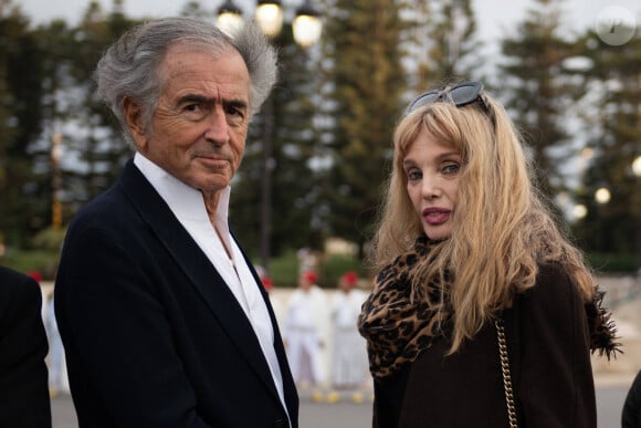 Bernard-Henri Lévy et sa femme, Arielle Dombasle - La délégation française et les personnalités accompagnant le président de la République Emmanuel Macron lors de sa visite d'Etat de trois jours au Maroc, le 28 octobre 2024. © Jeanne Accorsini / Pool / Bestimage 